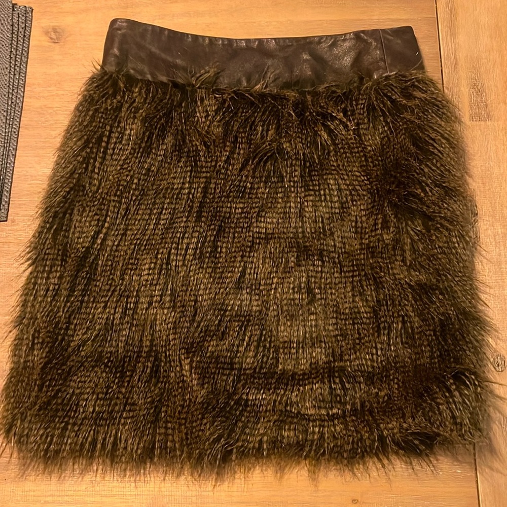 BCBG Maxazria Designer accent skirt. - size 8